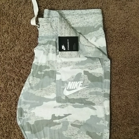 Nike Pants - Nike camo capri lightweight sweats